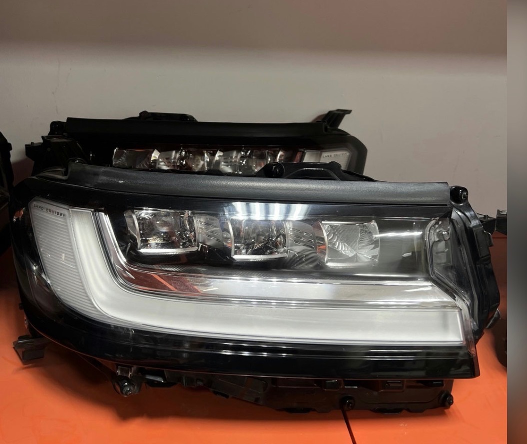 Toyota Land Cruiser 300 — Phare avant LED