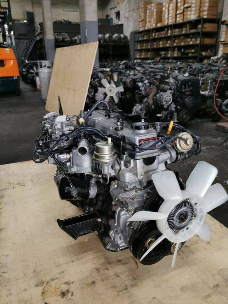 moteur et dès pièces différentes des véhicules différents